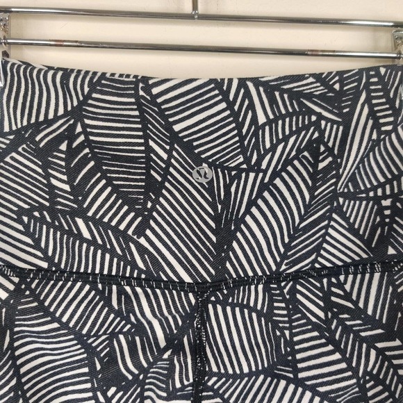 Lululemon x Soulcycle Leggings Black White Leaf Cropped Roll Down - Picture 8 of 9